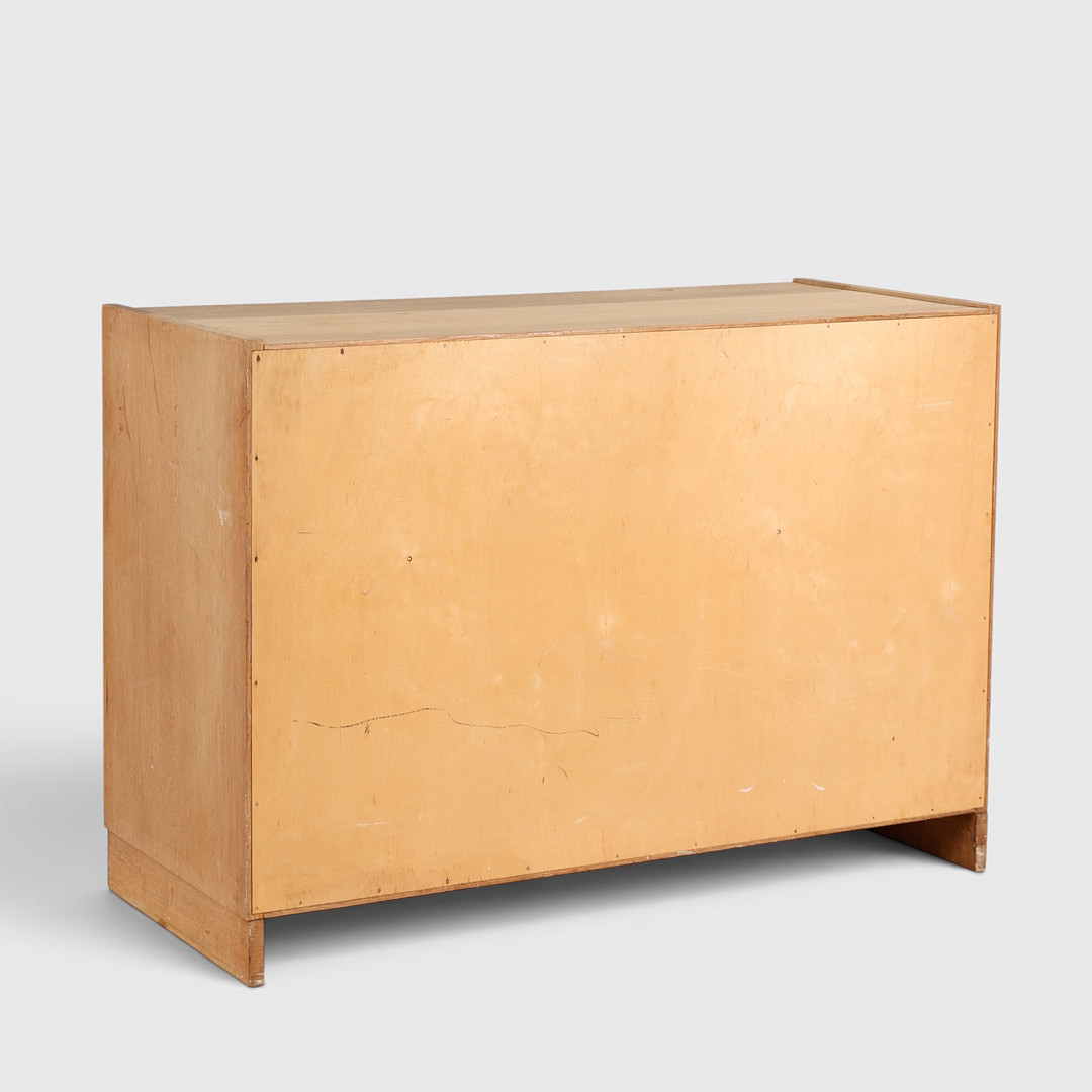 DANSK DESIGN. Kommode af egetræ med fire skuffer, dansk møbelproducent, Danmark, ca. 1960'erne.