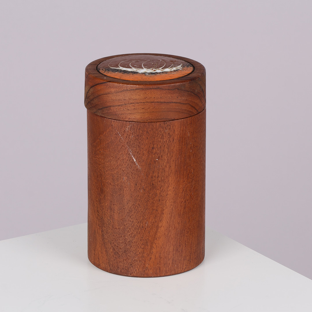 POUL F. HANSEN. Cylinderformet cigaræske af teak, låg med flise af glaseret keramik, Danmark, ca. 1960'erne.