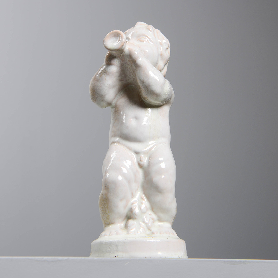 SKULPTUR, Putti med trumpet, Michael Andersen & Son, Danmark.