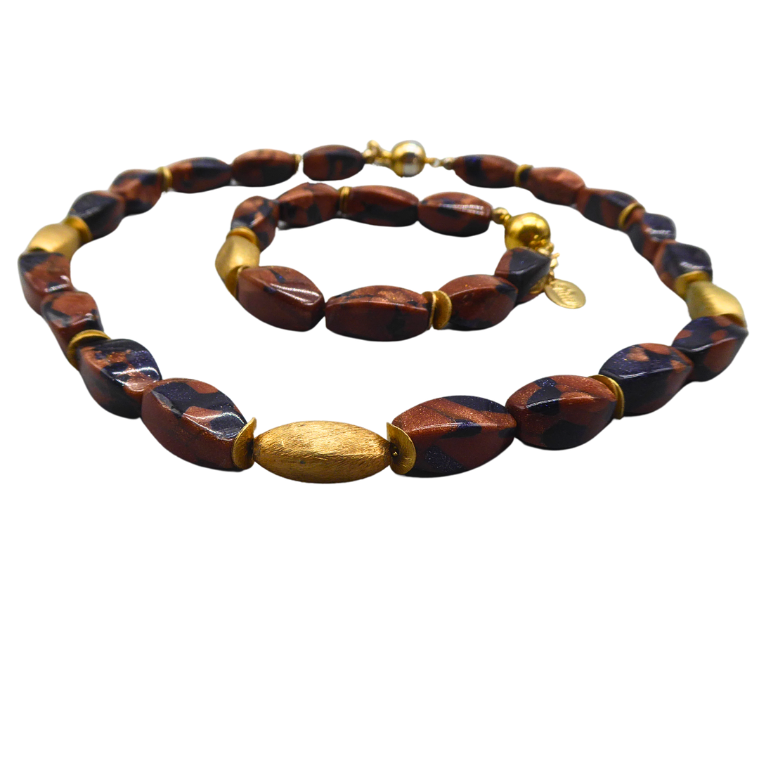 SCHMUCKSET DER DESIGNERIN ELISABETH NAEEM BESTEHEND AUS HALSKETTE UND ARMBAND.
