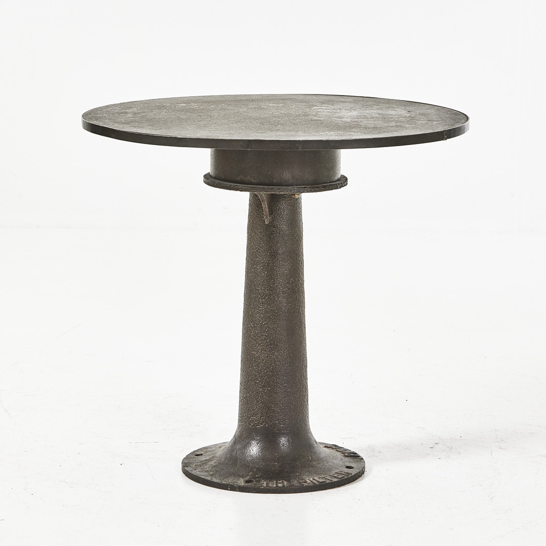 BORD, Frankrike, 1900-tal, järn. Foten märkt i gjutningen Th. Pilter Paris.