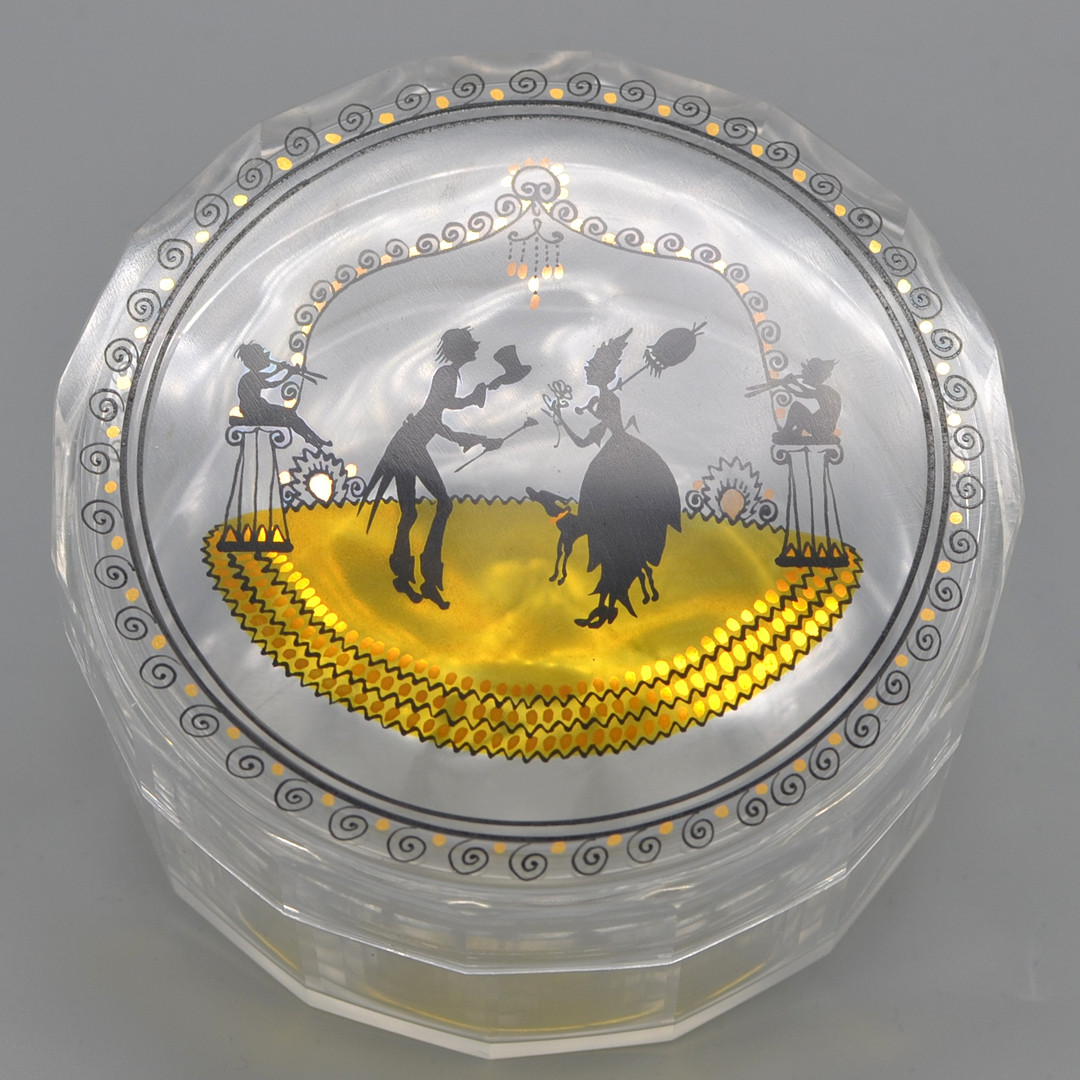 ADOLF BECKERT. ZIERDOSE, GLAS, HOCHZEITSMOTIV, GOLD- UND SCHWARZLOTMALEREI, FÜR GLASFACHSCHULE STEINSCHÖNAU, UM 1915-1920.