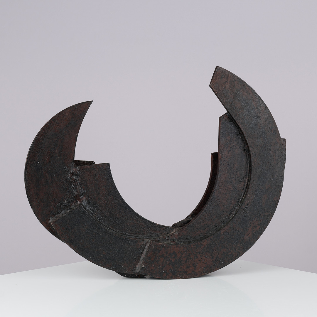 UBEKENDT KUNSTNER. Brutalistisk skulptur af lakeret jern med abstrakt motiv, usigneret, ca. 1970'erne.