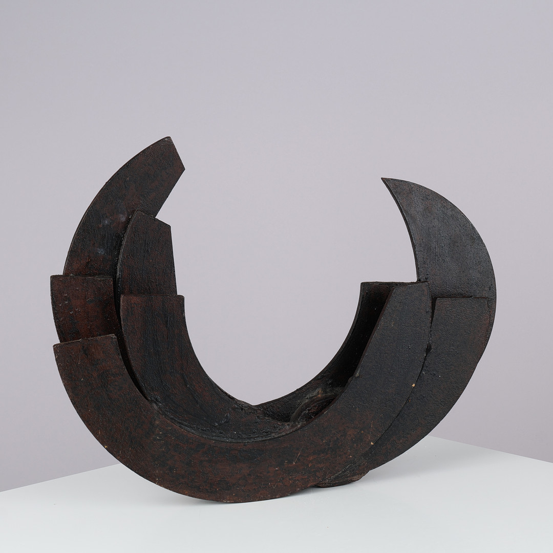 UBEKENDT KUNSTNER. Brutalistisk skulptur af lakeret jern med abstrakt motiv, usigneret, ca. 1970'erne.