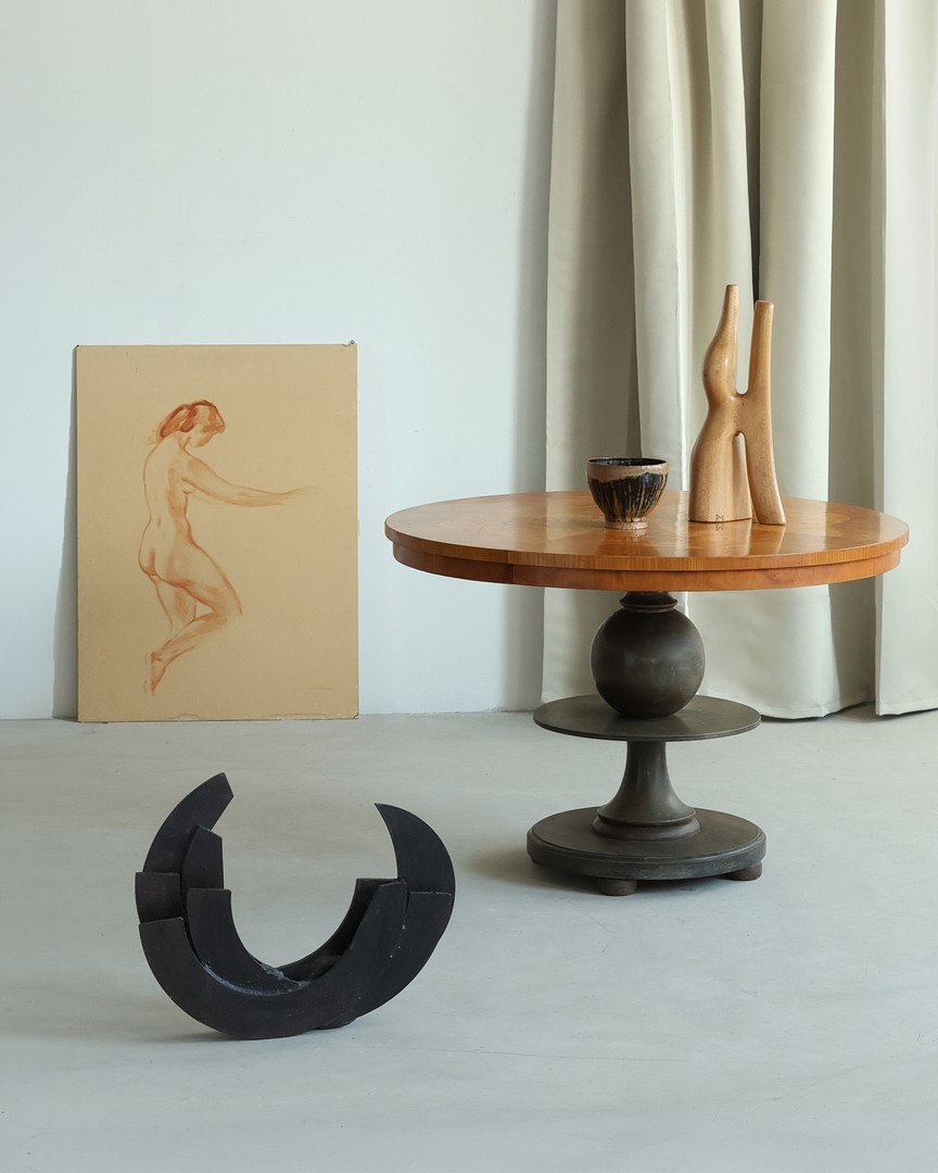 UBEKENDT KUNSTNER. Brutalistisk skulptur af lakeret jern med abstrakt motiv, usigneret, ca. 1970'erne.