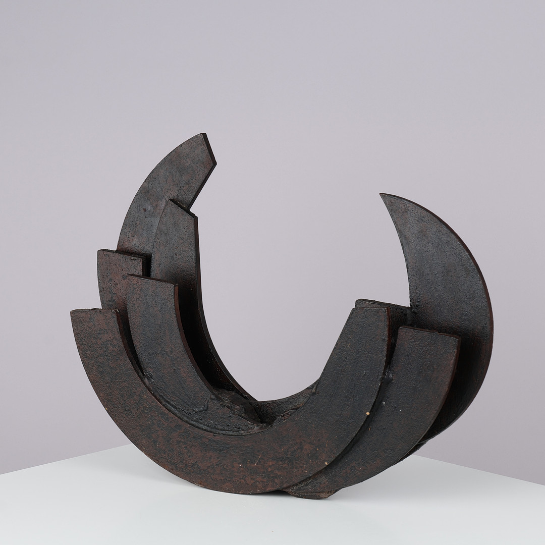 UBEKENDT KUNSTNER. Brutalistisk skulptur af lakeret jern med abstrakt motiv, usigneret, ca. 1970'erne.