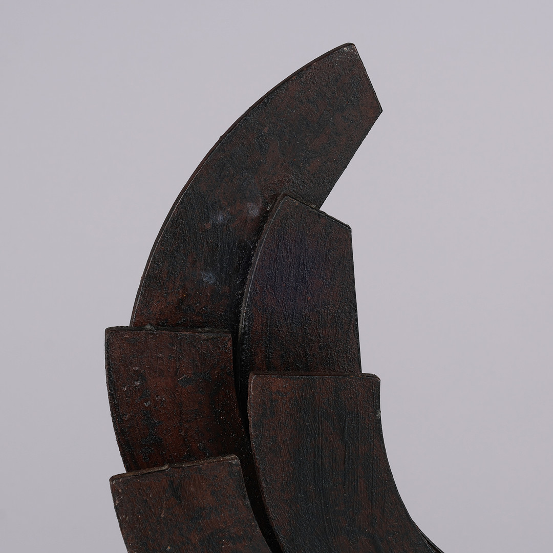 UBEKENDT KUNSTNER. Brutalistisk skulptur af lakeret jern med abstrakt motiv, usigneret, ca. 1970'erne.