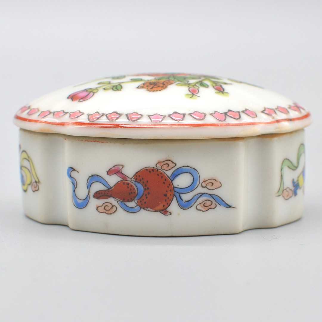 ASIATISCHE DOSE, PORZELLAN, BLUMENMUSTER UND ANTIQUITÄTEN, CHINA, 20. JAHRHUNDERT.