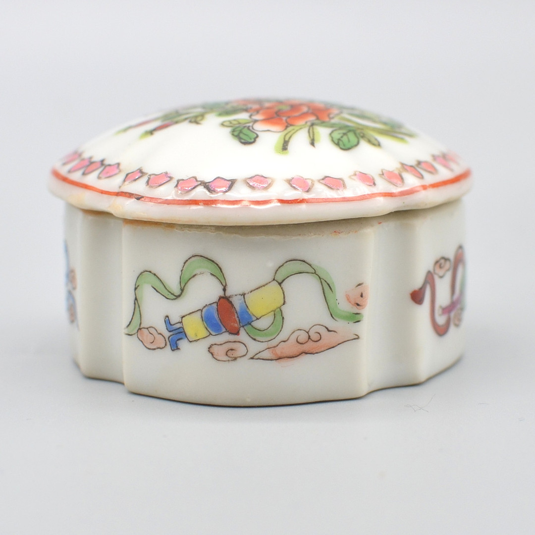 ASIATISCHE DOSE, PORZELLAN, BLUMENMUSTER UND ANTIQUITÄTEN, CHINA, 20. JAHRHUNDERT.