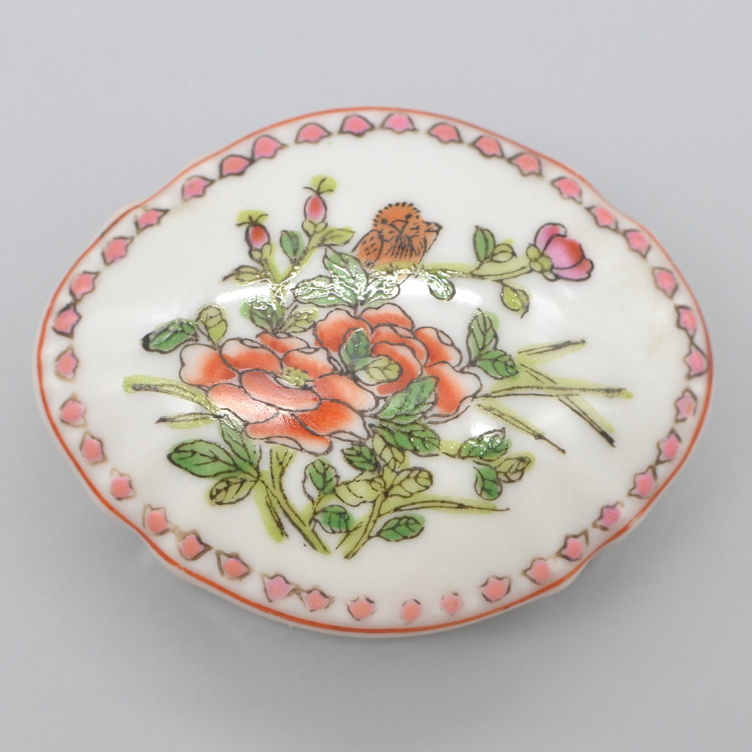 ASIATISCHE DOSE, PORZELLAN, BLUMENMUSTER UND ANTIQUITÄTEN, CHINA, 20. JAHRHUNDERT.