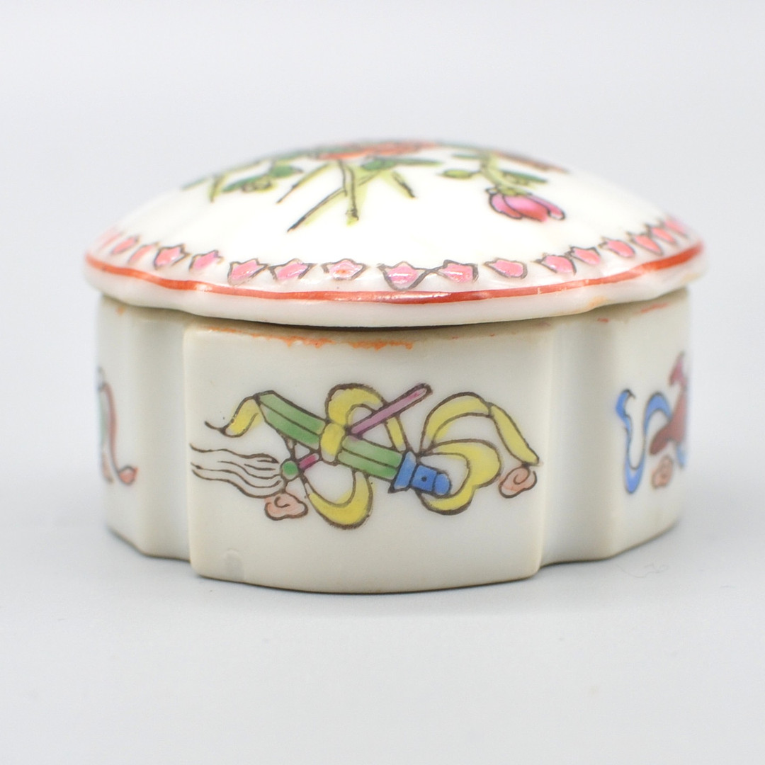 ASIATISCHE DOSE, PORZELLAN, BLUMENMUSTER UND ANTIQUITÄTEN, CHINA, 20. JAHRHUNDERT.