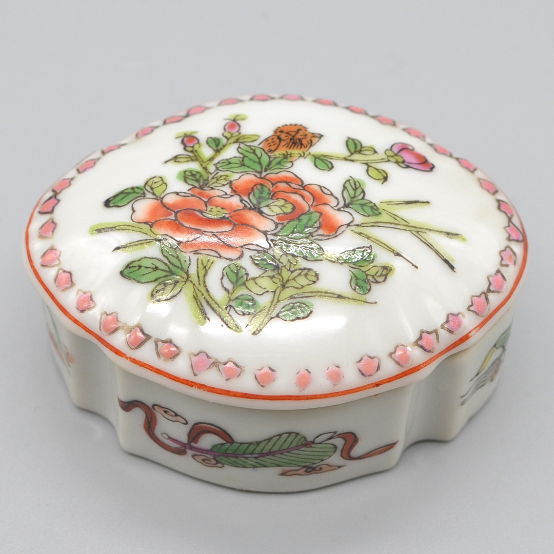ASIATISCHE DOSE, PORZELLAN, BLUMENMUSTER UND ANTIQUITÄTEN, CHINA, 20. JAHRHUNDERT.