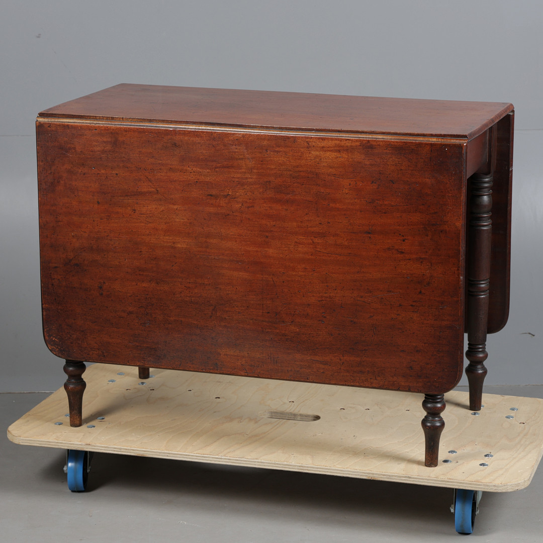 A 19TH CENTURY MAHOGANY DROP LEAF TABLE.