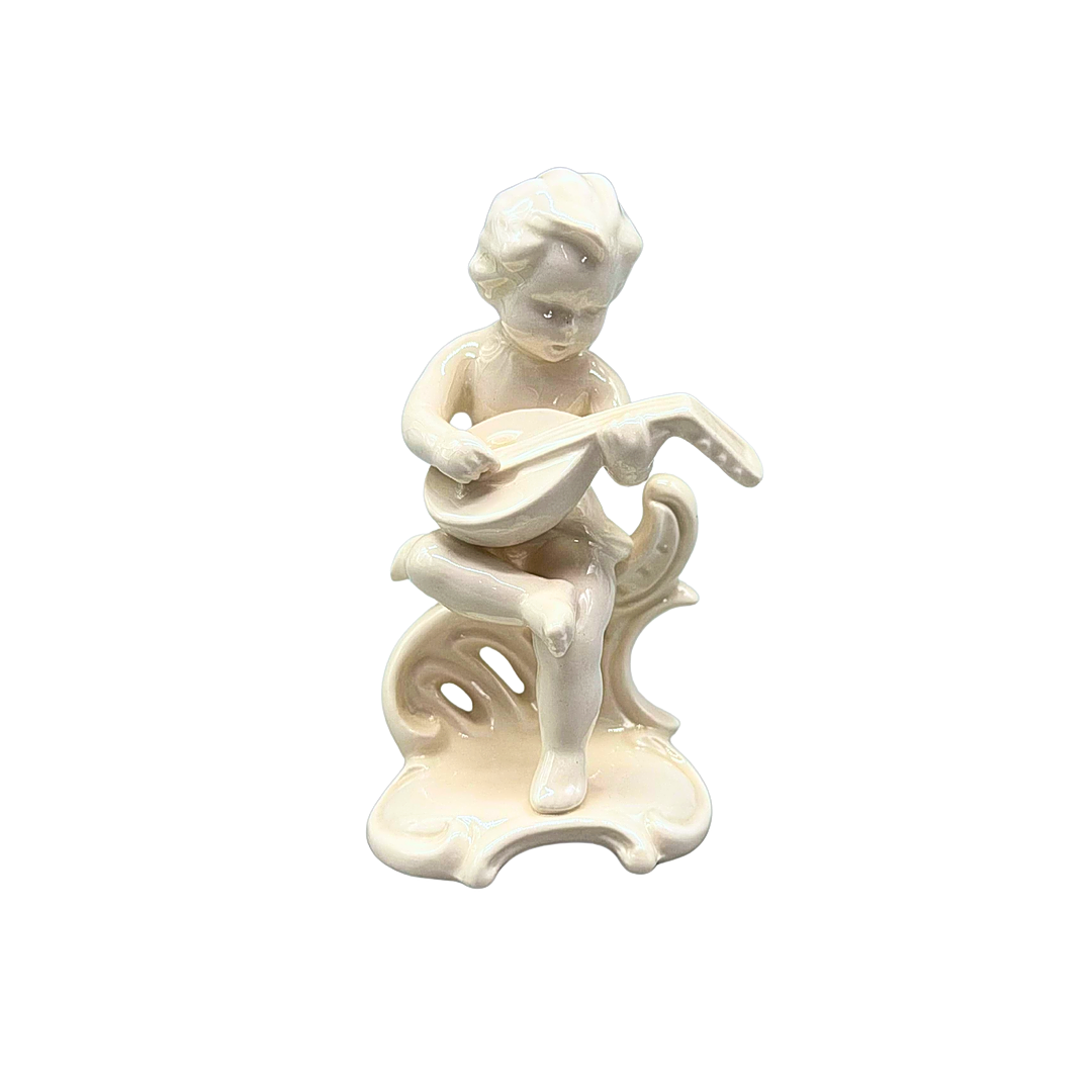 GOEBEL FIGUR, KIND MIT GITARRE AUS PORZELLAN.