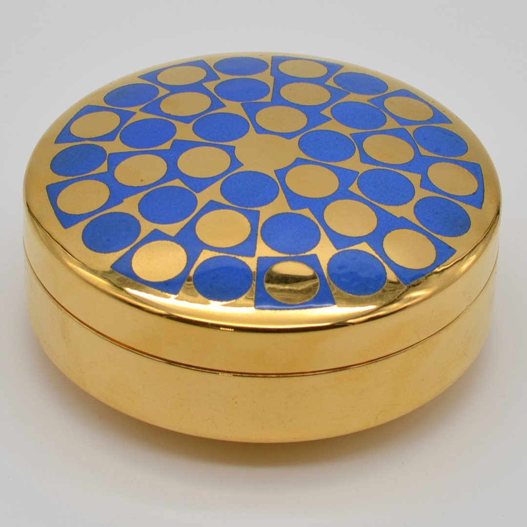 DECKELDOSE MIT EMAILLE, VERGOLDET, GEOMETRISCHE MUSTER, AUSSEN BLAU - INNEN ROSA, CA. 13 CM DURCHMESSER, 20. JAHRHUNDERT.