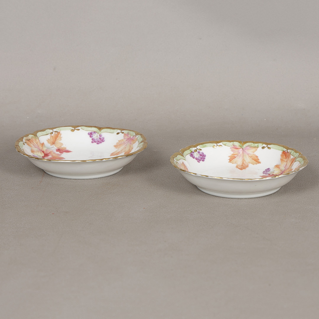 A PAIR OF GERMAN BAVARIAN PORCELAIN DISHES (2).