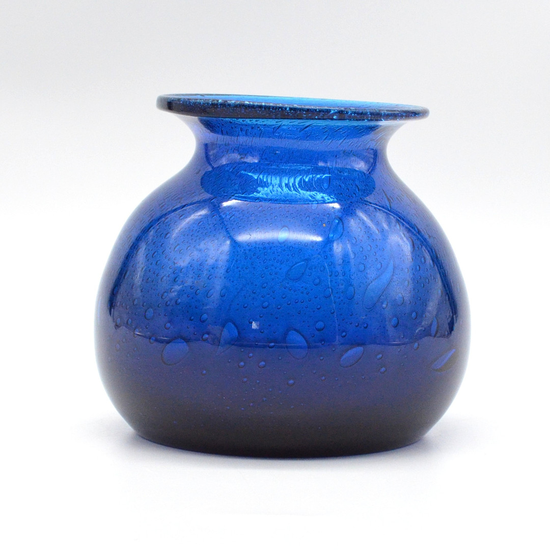 DESIGNER VASE, STUDIOGLAS, BLAU MIT LUFTEINSCHLÜSSEN, SCHWEDEN, UM 1960ER JAHRE.