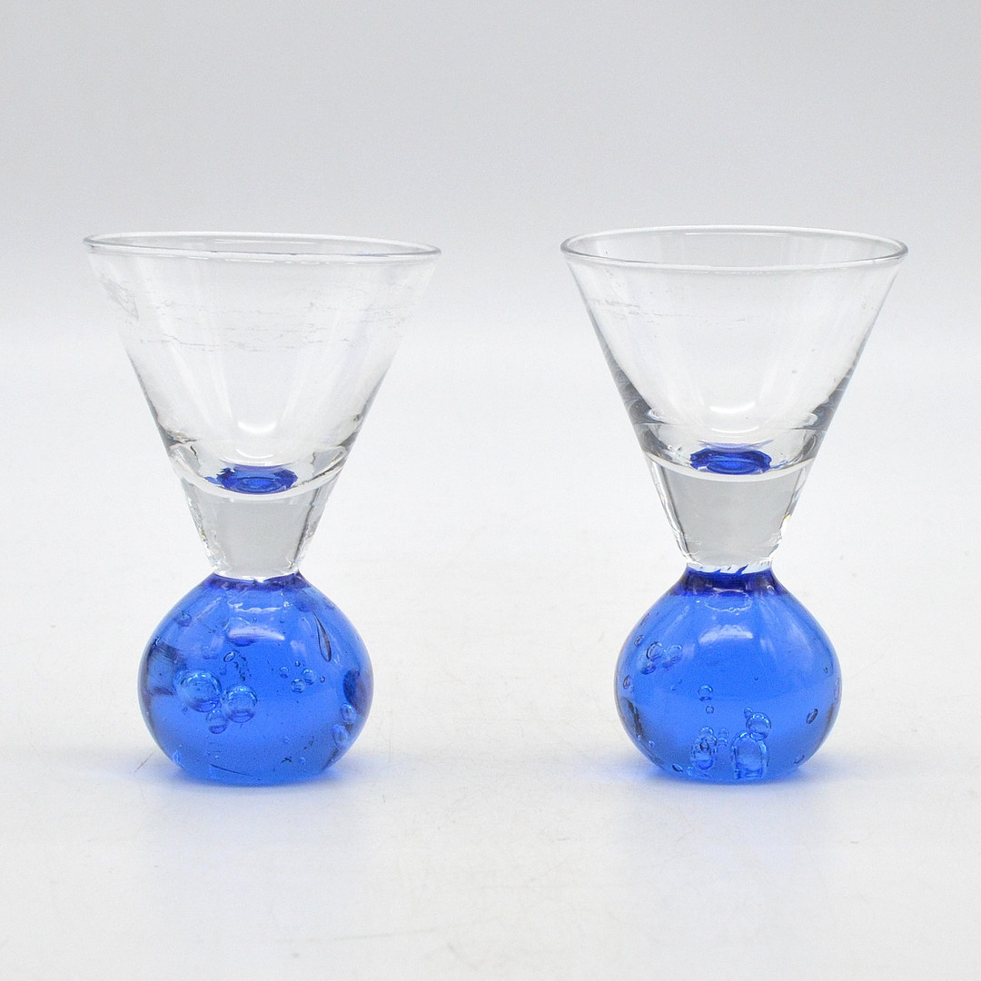 ZWEI LIKÖRGLÄSER, MEHRFACHER ÜBERFANGGLAS, BLAU UND TRANSPARENT MIT LUFTEINSCHLÜSSEN, VINTAGE.