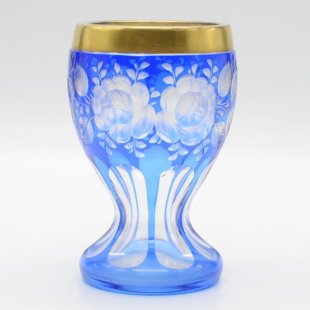 BÖHMISCHER RANFTBECHER, ART DÉCO, MEHRFACHES ÜBERFANGGLAS, HANDGESCHLIFFEN, ROSENDEKOR, UM 1910.