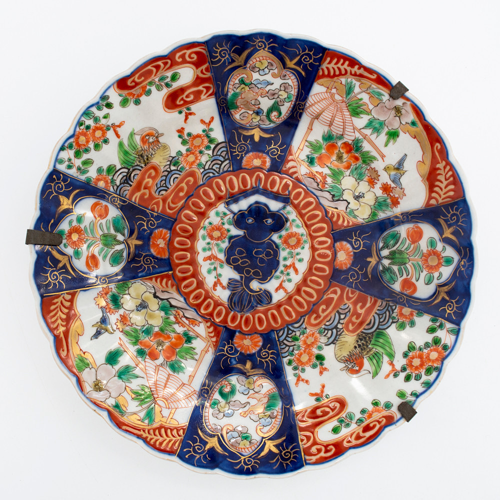 FEIN BEMALTER JAPANISCHER IMARI-TELLER AUS DER SPÄTEN MEIJI-ZEIT (CA. 1900).