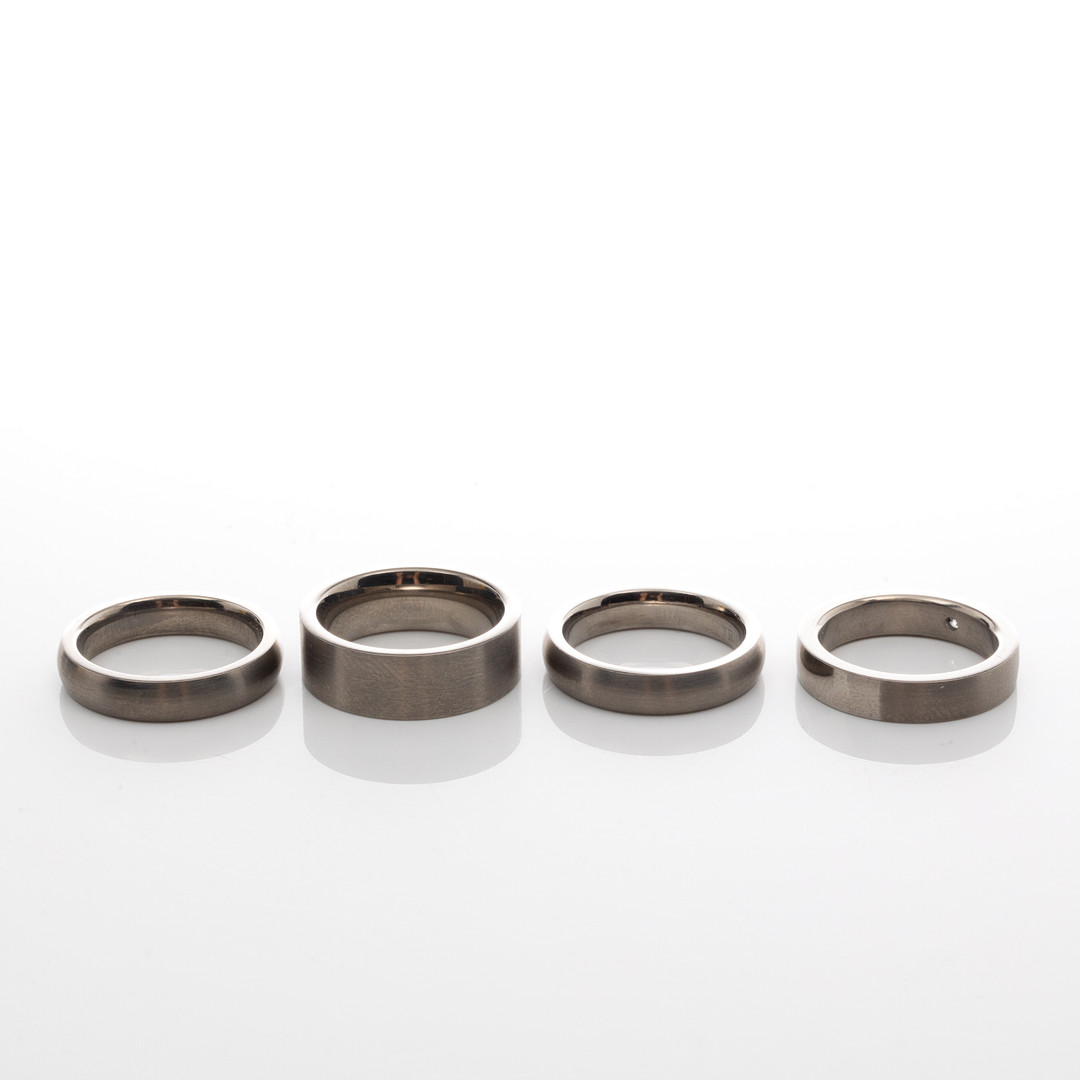 RINGAR, 4 st, Titan, Cubic Zirkon.