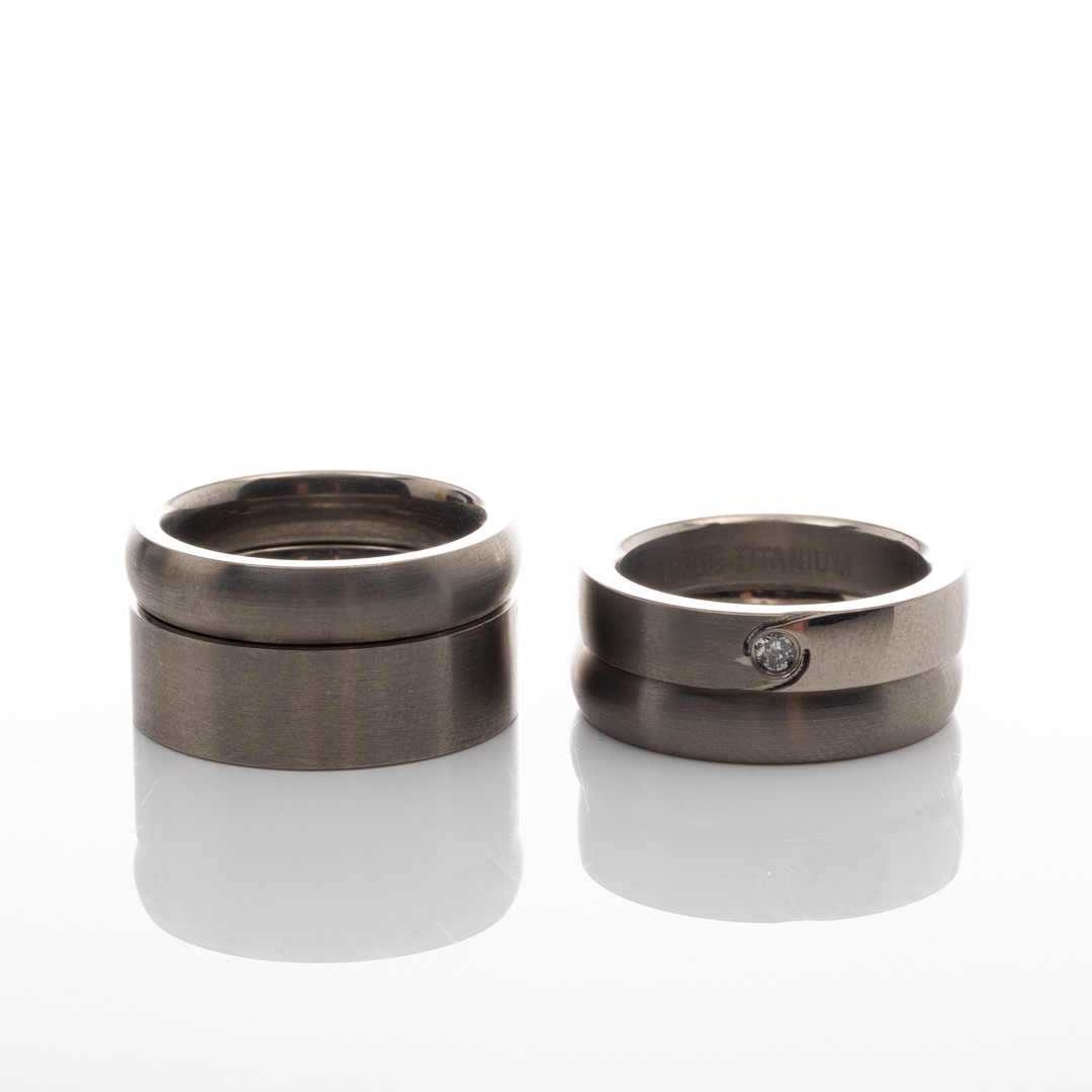 RINGAR, 4 st, Titan, Cubic Zirkon.