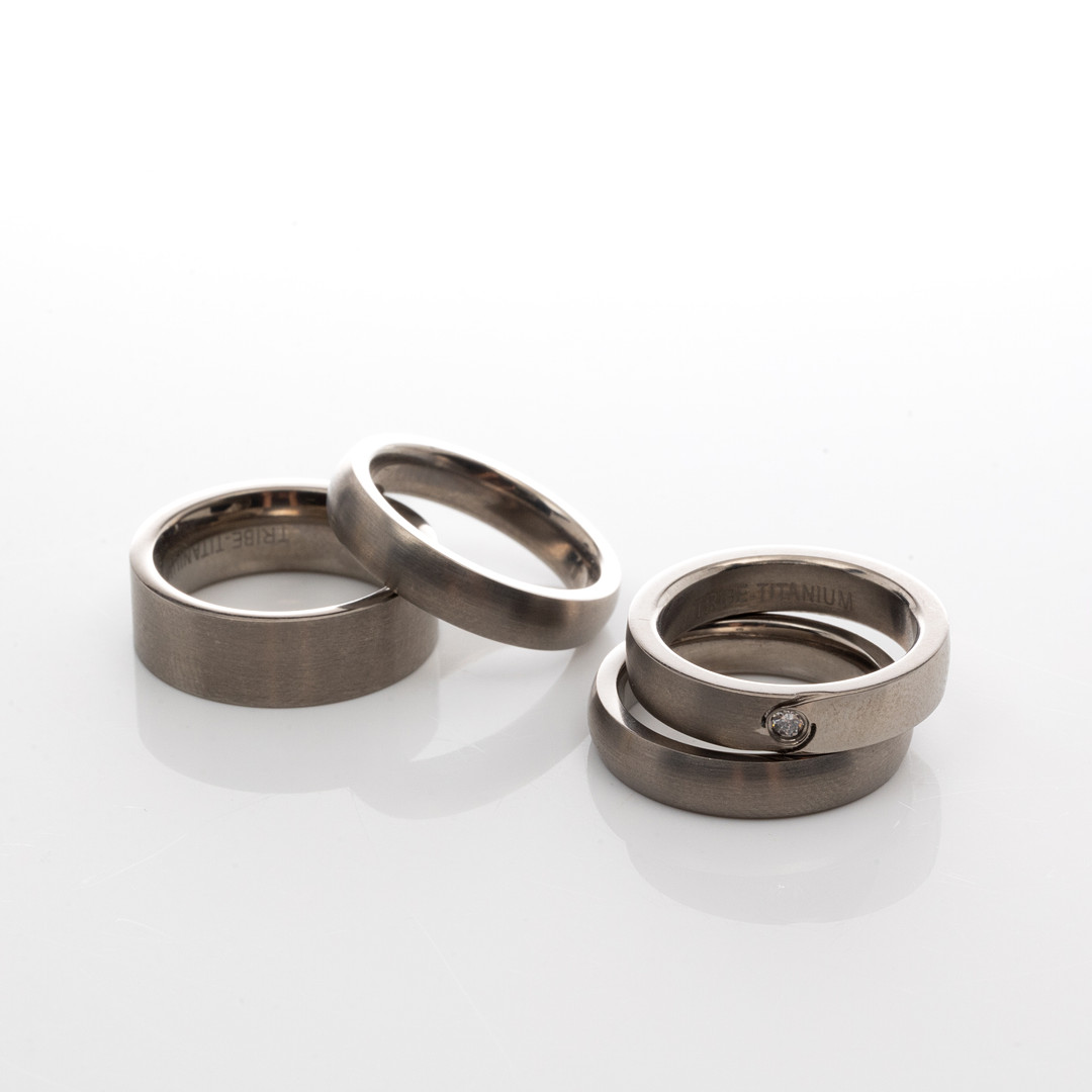 RINGAR, 4 st, Titan, Cubic Zirkon.