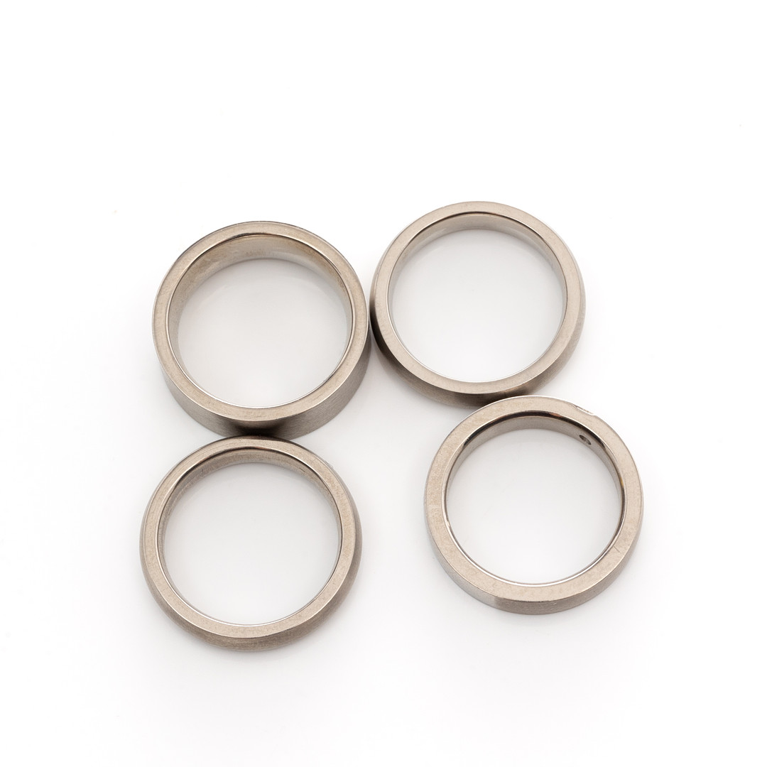 RINGAR, 4 st, Titan, Cubic Zirkon.