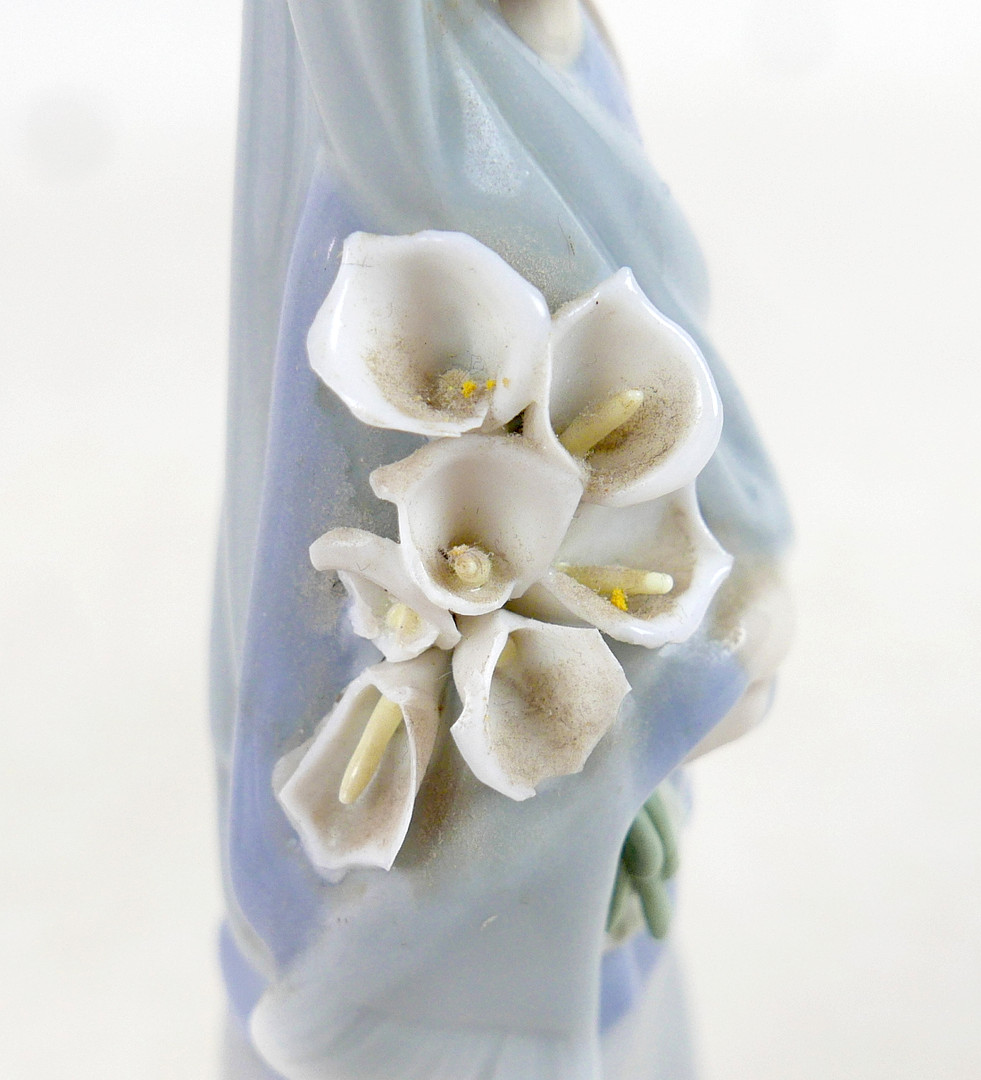 FIVE ROYAL DOULTON AND LLADRO FIGURINES.