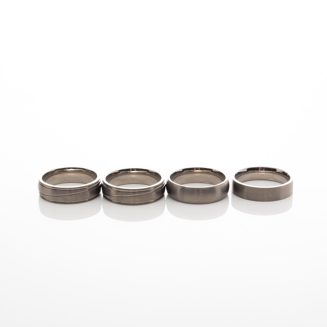 RINGAR, 4 st, Titan, Cubic Zirkon.