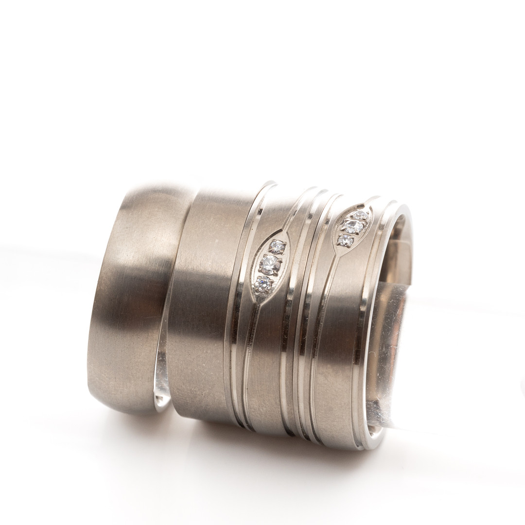 RINGAR, 4 st, Titan, Cubic Zirkon.
