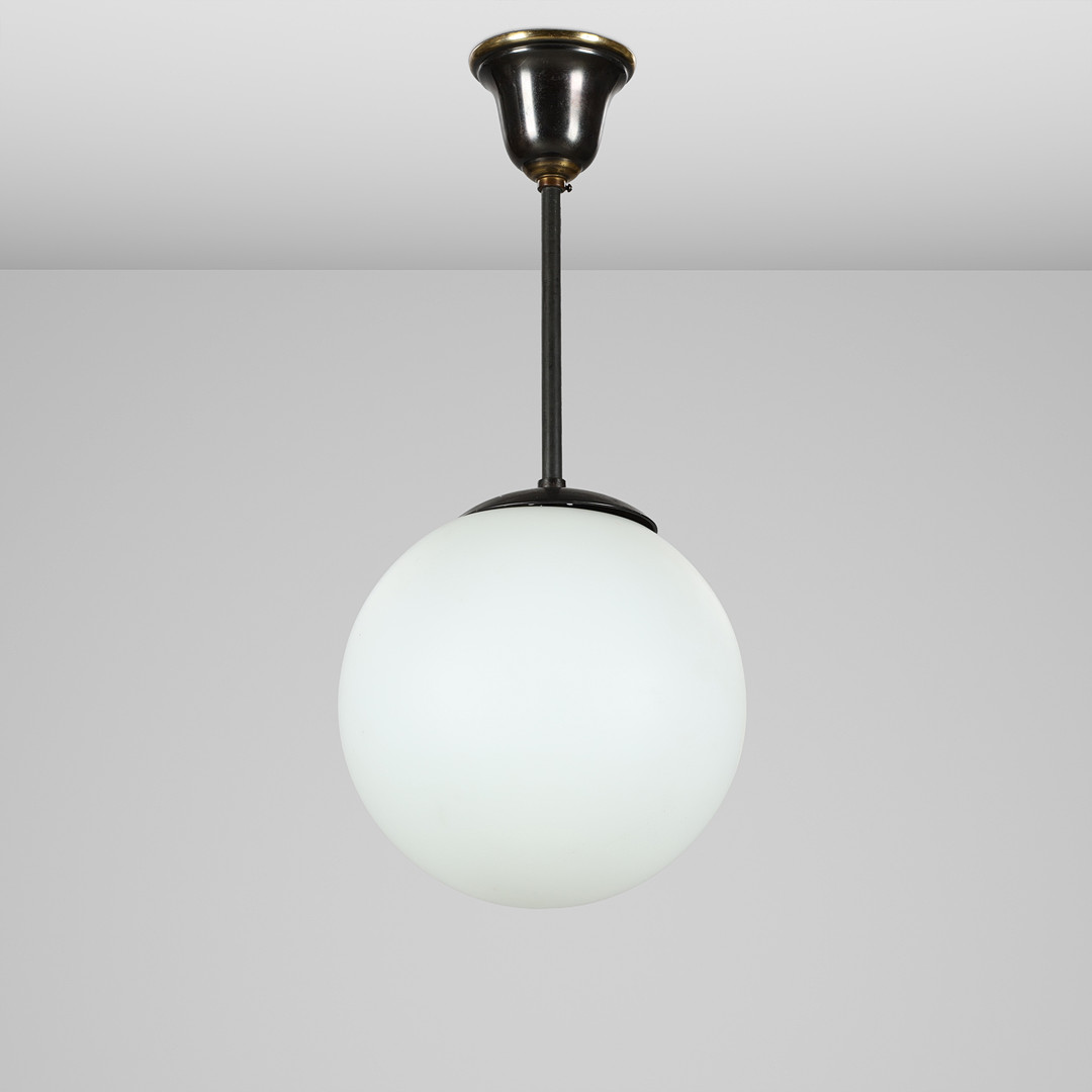 Loftlampe med kuglerund skærm af mat opalglas og ophæng af bruneret messing, 1900-tallet.