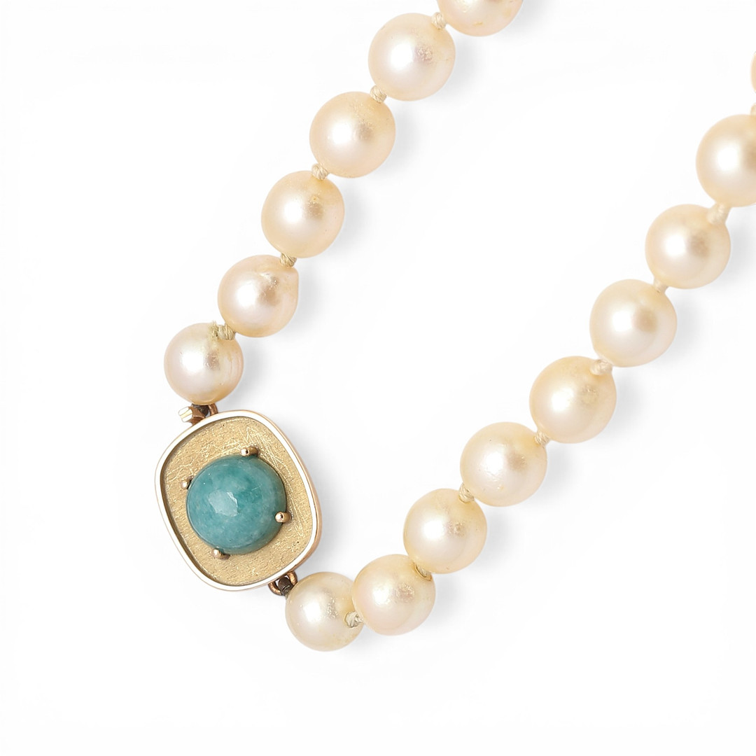 Pearls choker with gold and gemstones clasp.