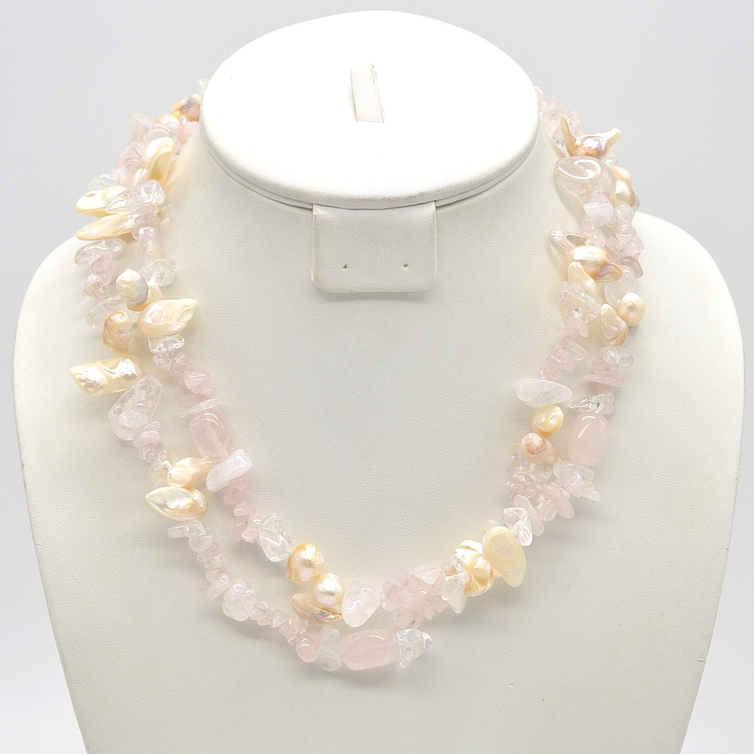 COLLIER AUS MUSCHELPERLEN, BERGKRISTALL UND ROSENQUARZ, POLIERT, ZWEIREHIG, VERSCHLUSS, 20. JAHRHUNDERT, CA. 47 CM.