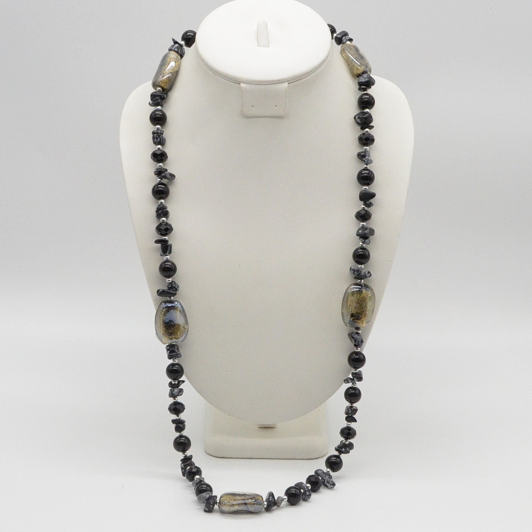 MURANO GLAS PERLENCOLLIER, MIT SCHNEEFLOCKENOBSIDIAN, VERSILBERTE PERLEN, ENDLOS, 20. JAHRHUNDERT.