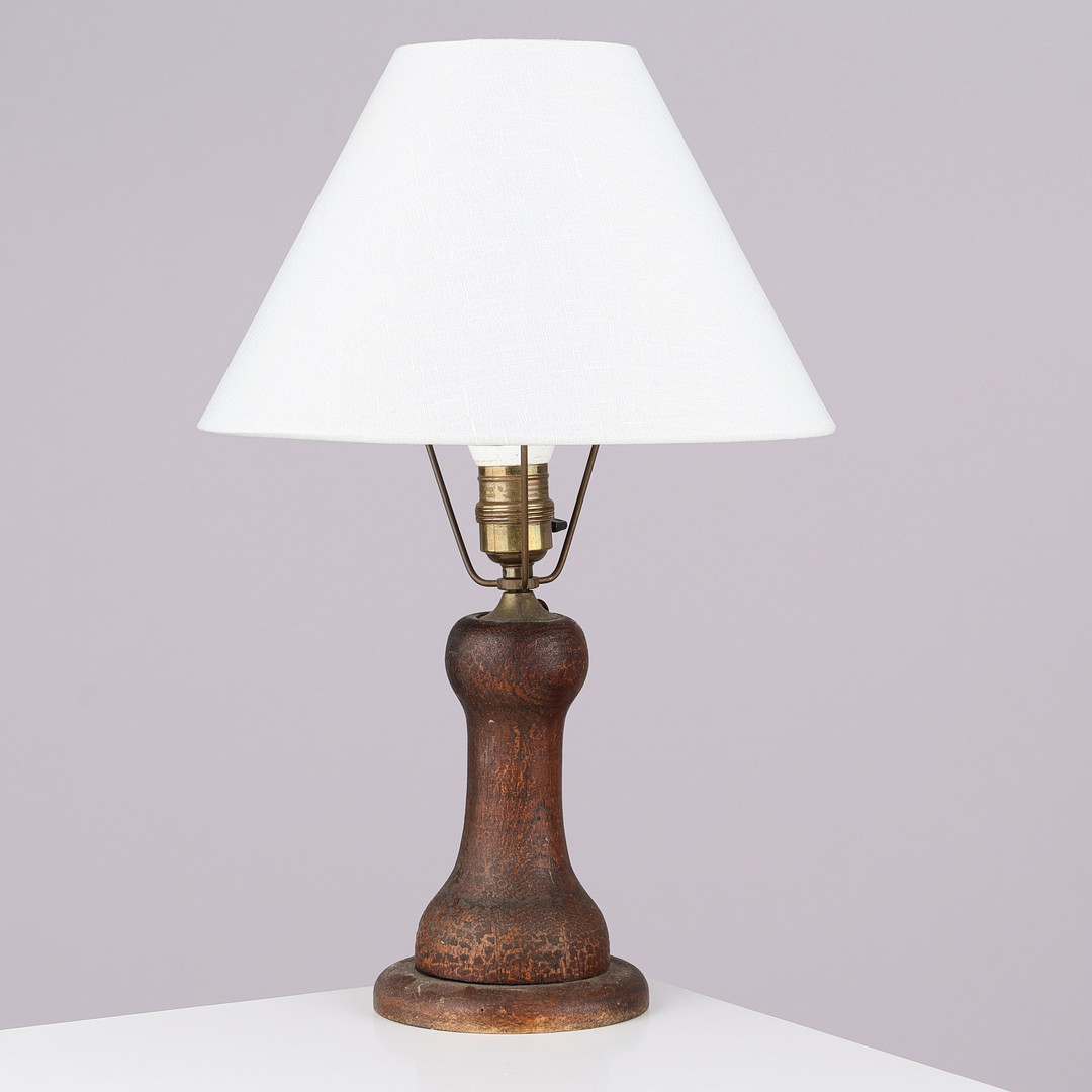 Bordlampe af massivt træ med messingmontering, 1900-tallets første halvdel.