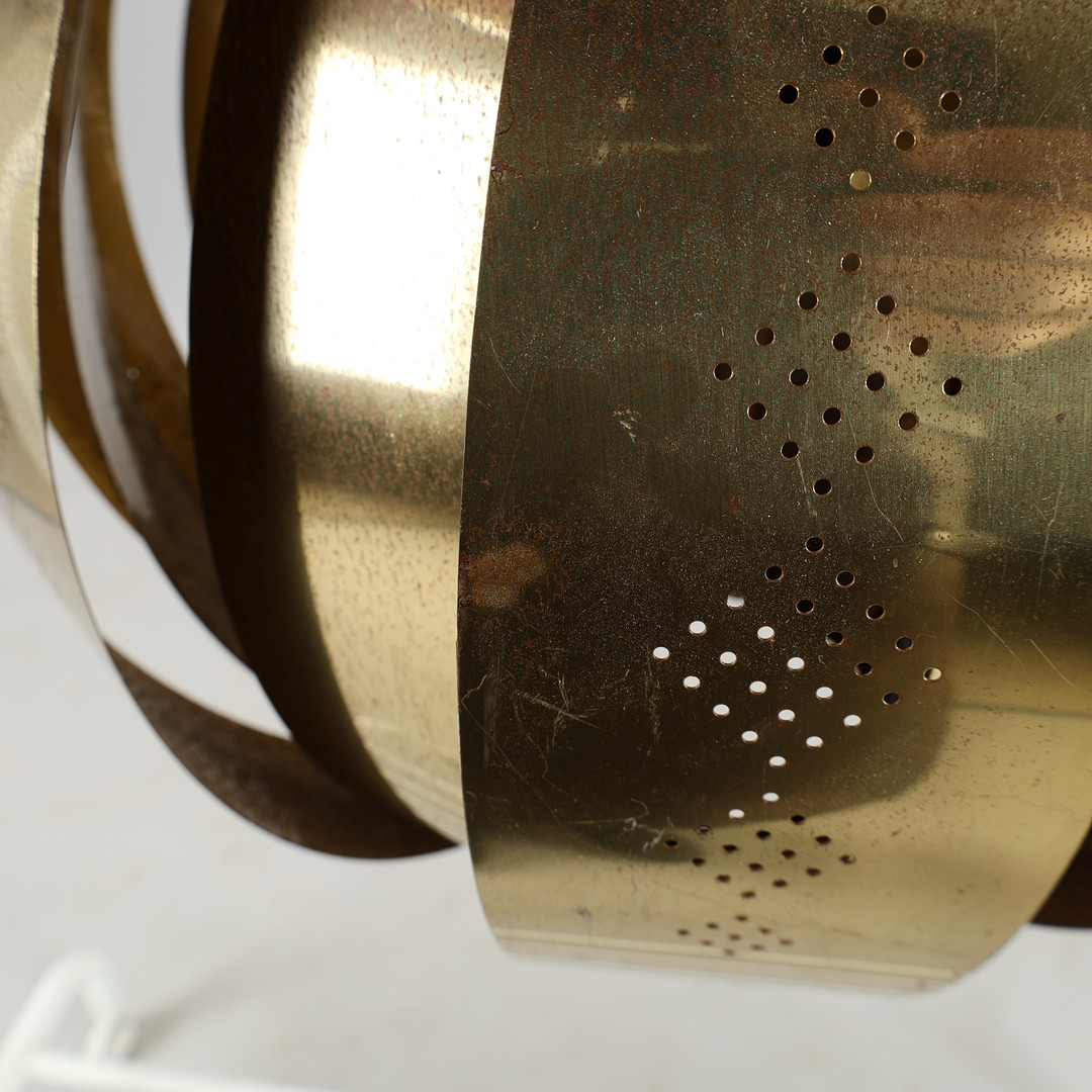 Loftslampe/pendel af messing med perforeringer, 1900-tallets anden halvdel.