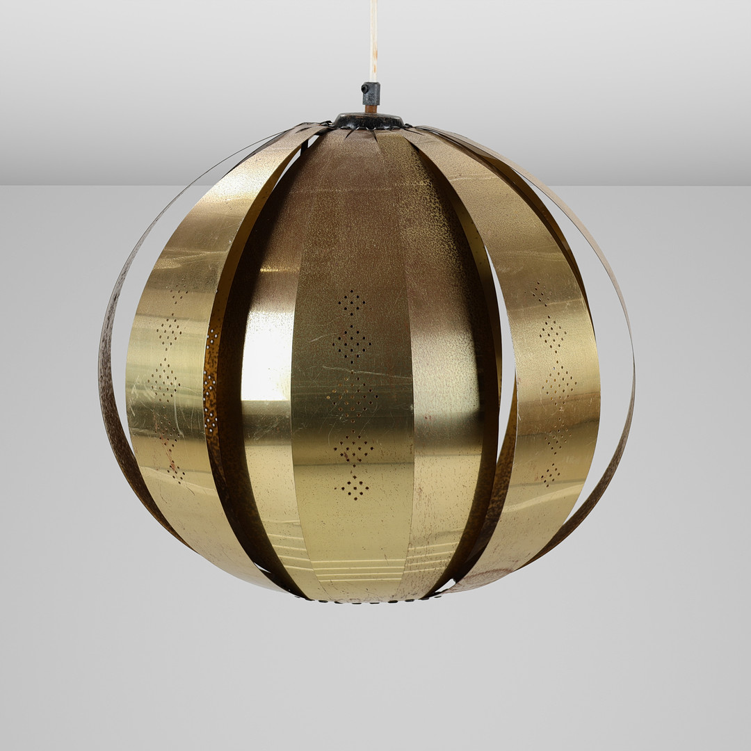 Loftslampe/pendel af messing med perforeringer, 1900-tallets anden halvdel.