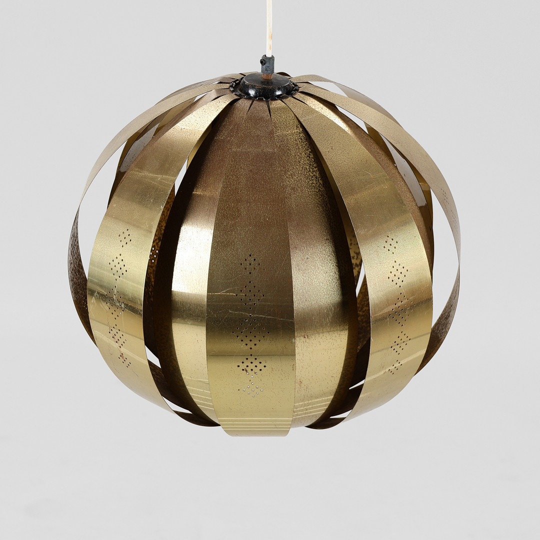 Loftslampe/pendel af messing med perforeringer, 1900-tallets anden halvdel.