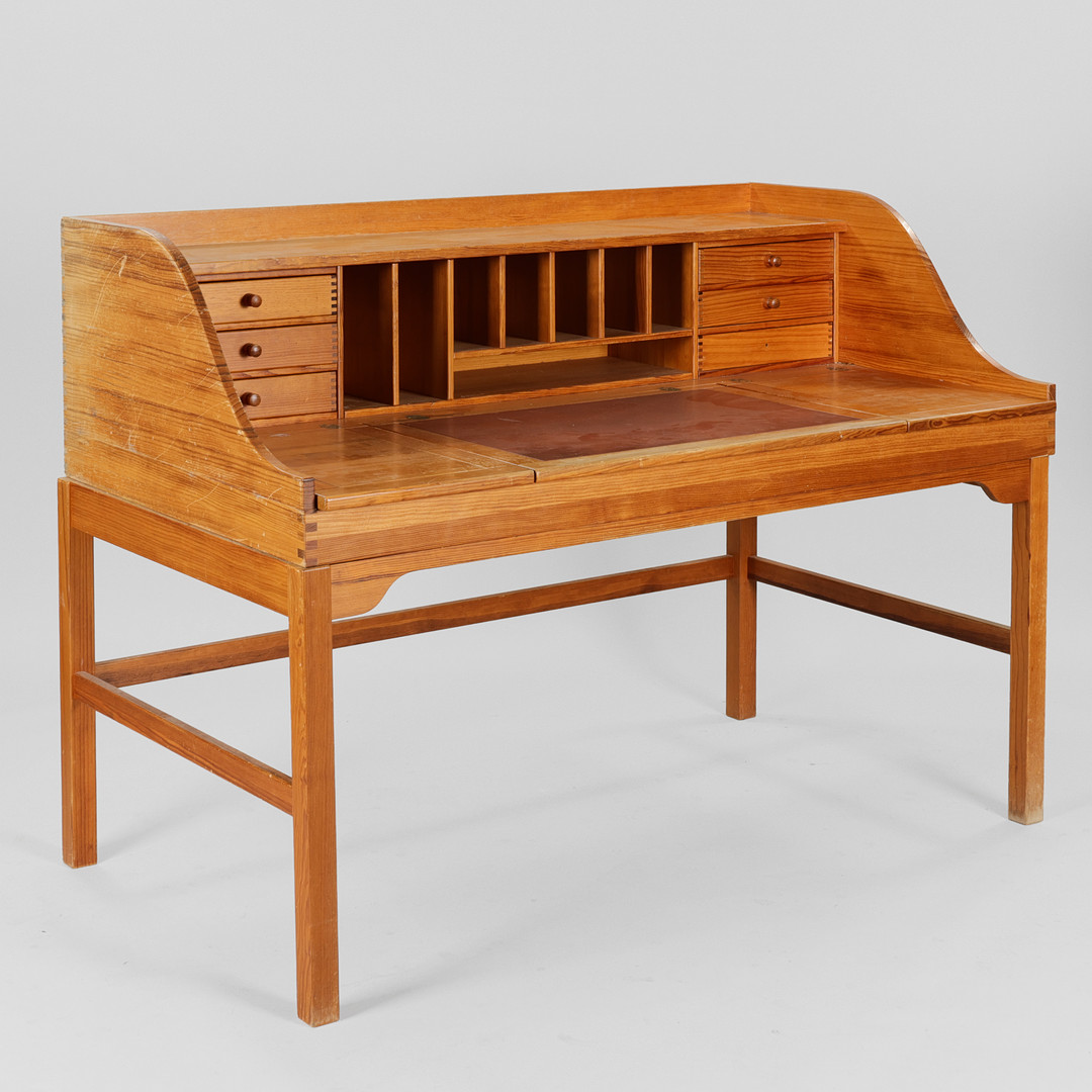 ANDREAS HANSEN. Skrivebord af massivt fyrretræ, opbevaringsrum og skuffer, Hadsten Træindustri, Danmark, ca. 1970'erne.