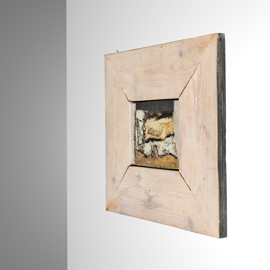 UBEKENDT KUNSTNER. Relief af glaseret stentøj med abstrakt motiv, ramme af hvidpigmenteret fyrretræ, signeret, dateret 1991.
