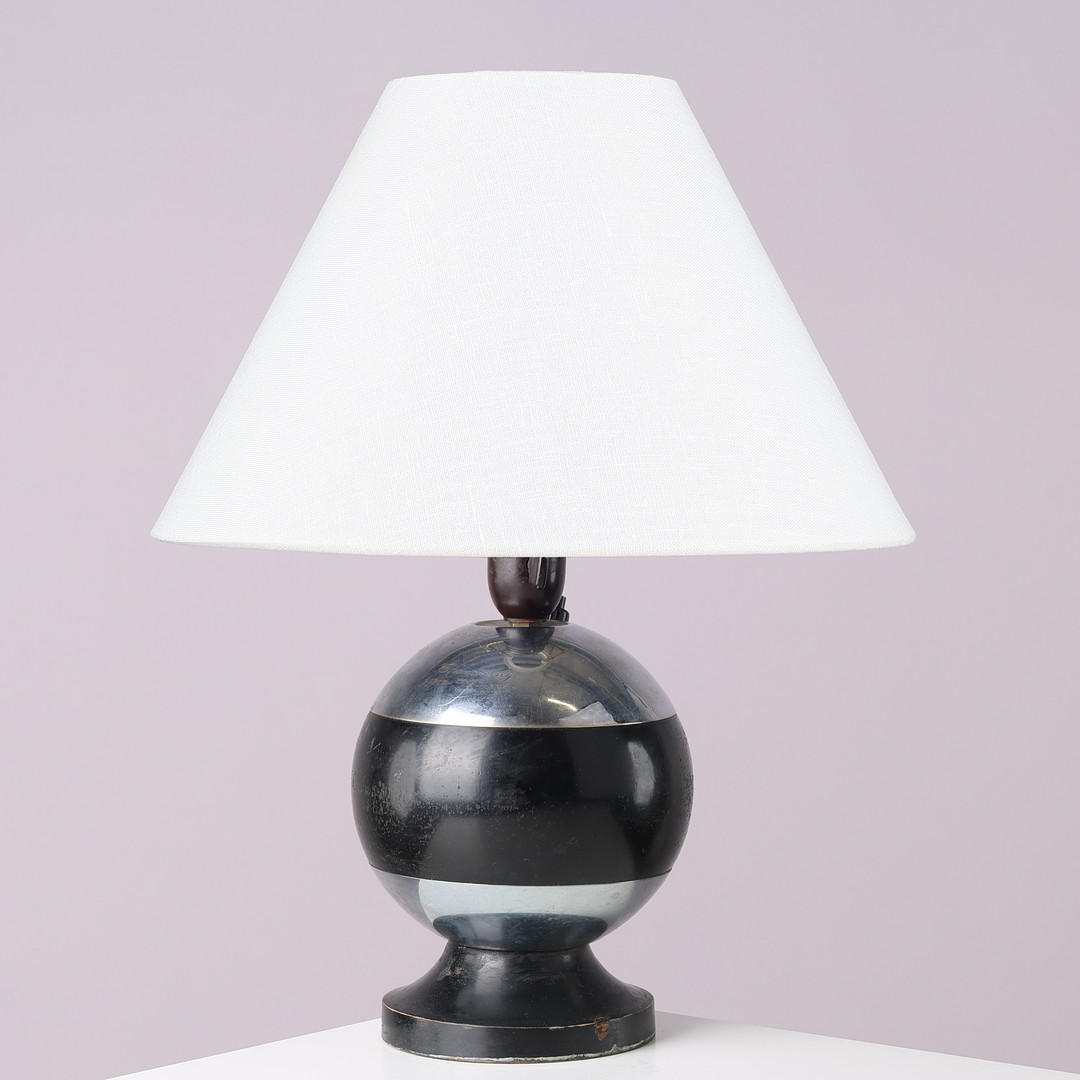 FUNKIS: Bordlampe med kugleformet korpus på sokkel, forkromet metal og sortlakeret træ, antageligt dansk lampeproducent, 1930'erne.