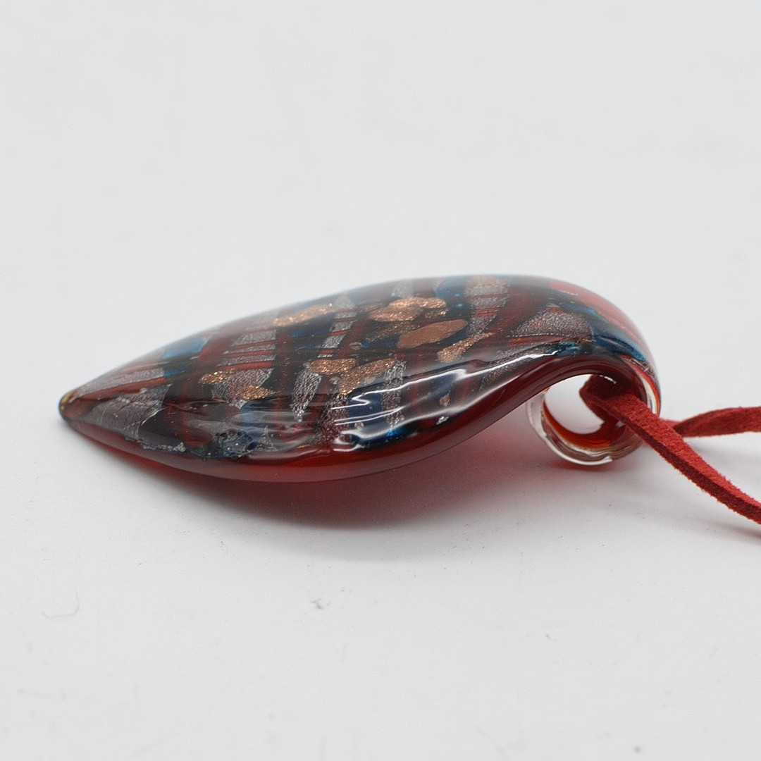MURANO GLAS ANHÄNGER, BLATTFORM, STUDIOGLAS, GOLDFLITTER UND SILBERPLATZFOLIE, ITALIEN, UM 1950.