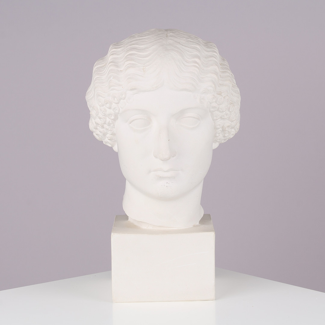Gipsbuste af Livia, kejser Augustus' anden kone, mærket med messingplakette, efter original på Ny Carlsberg Glyptotek, Danmark, 20. århundrede.