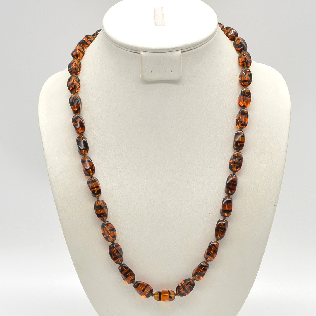 MURANO GLAS COLLIER, BERNSTEINFARE MIT SCHWARZEN STREIFEN, STUDIOGLAS, VERGOLDETER VERSCHLUSS, 20. JAHRHUNDERT.