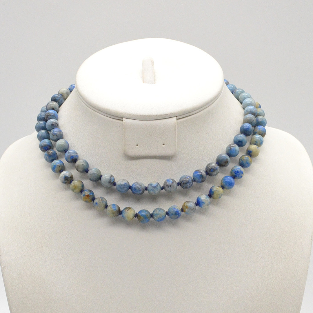 PERLENCOLLIER AUS NATÜRLICHEM LAPISLAZULI, VERGOLDETER VERSCHLUSS, POLIERTE OBERFLÄCHE, EINZELN GEKNÜPFT, UM 1950, CA. 80 CM.