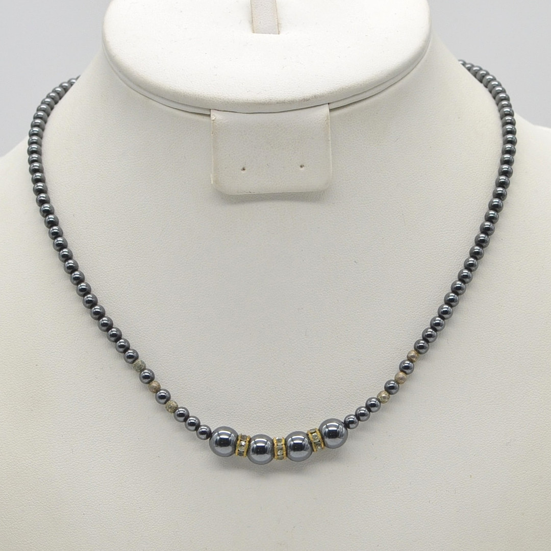 HÄMATIT PERLENCOLLIER, 3 VERGOLDETE TRENNPERLEN MIT ZIRKONIA-BESATZ, 6 VERSILBERTE TRENNPERLEN, VERGOLDETER VERSCHLUSS, CA. 45 CM.