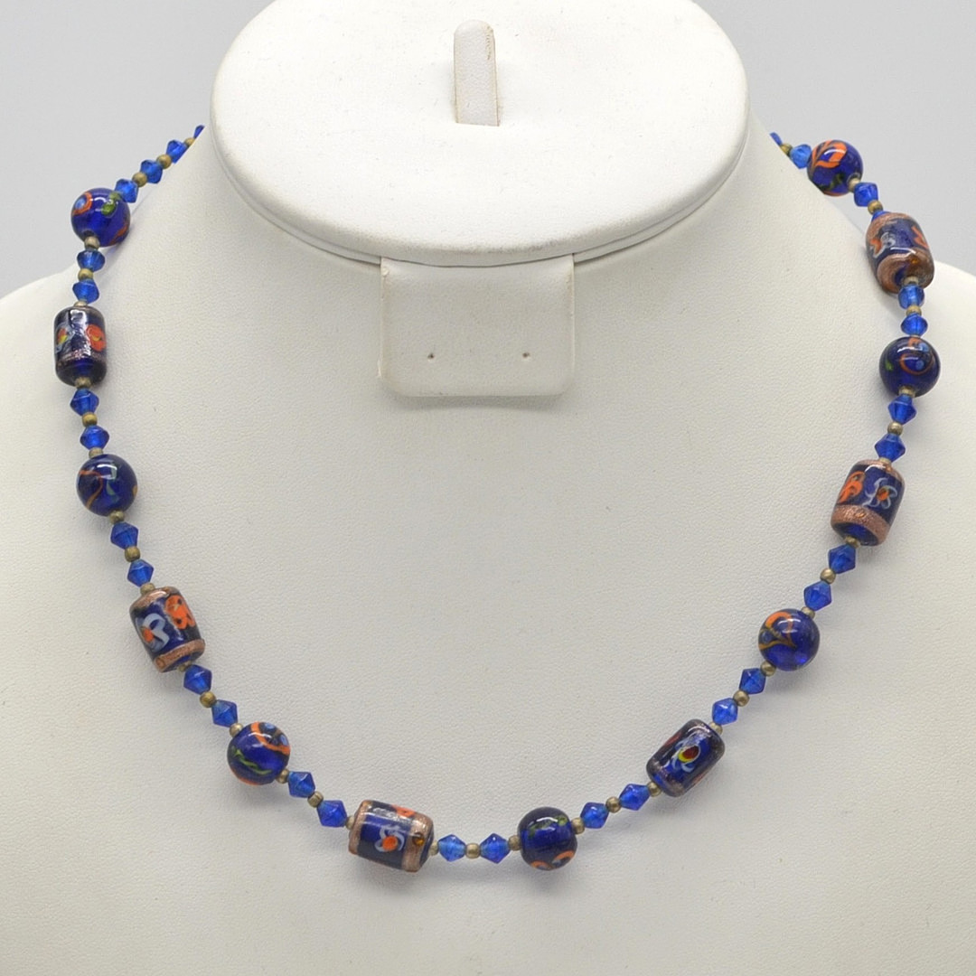 MURANO GLAS COLLIER, STUDIOGLAS, BLAU, MILLEFIORI MIT GLITZERPARTIKEL, ITALIEN, UM 1950.