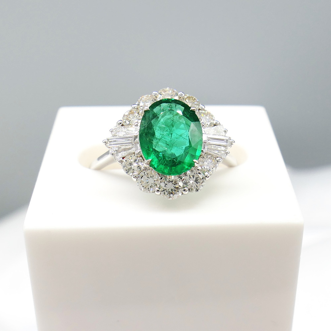 EMERALD & DIAMOND dress ring.