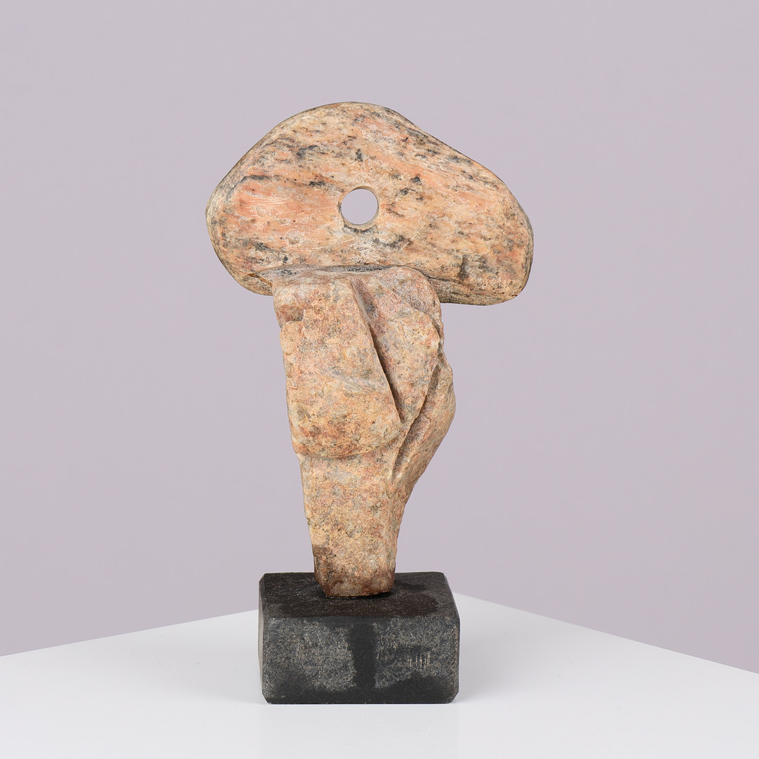 FINN NIELSEN (1948-2022). Abstrakt figur af granit, signeret, Danmark.
